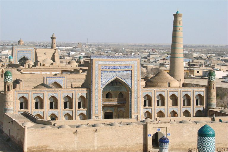 1280px-La_médersa_Mohammed_Rakhim_Khan_(Khiva,_Ouzbékistan)_(5606468162)